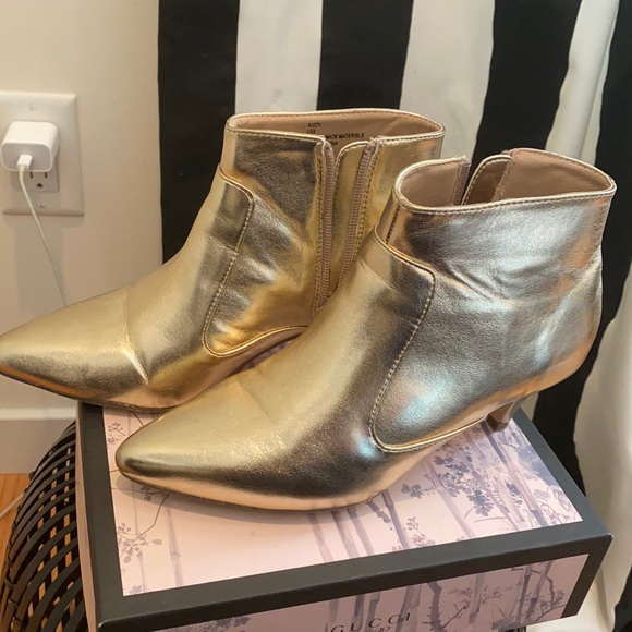 Jane And The Shoe Shoes - Metallic Gold Kitten Heel